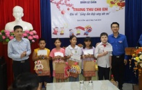 Lãnh đạo Thành Đoàn thăm, trao quà Tết Trung thu tặng trẻ bị ảnh hưởng bởi bão số 3