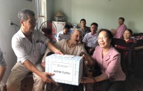 Phó Bí thư Thường trực Nguyễn Thị Nghĩa tặng quà Mẹ Việt Nam anh hùng, thương binh tiêu biểu tại huyện Thuỷ Nguyên   