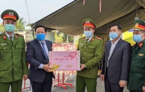 Phó Chủ tịch UBND TP Nguyễn Đức Thọ động viên, chúc Tết lực lượng làm nhiệm vụ tại Chốt kiểm soát dịch Covid-19