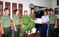 Phó Giám đốc CATP Phạm Viết Dũng thăm, tặng quà gia đình có công với cách mạng trong Công an Hải Phòng