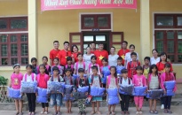 Phòng Cảnh sát Hình sự CATP và các nhà hảo tâm với chương trình “Tiếp sức em đến trường”  tại huyện Đak Rong, Quảng Trị