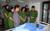 Phòng Cảnh sát QLHC về TTXH: Thăm hỏi, tặng quà CBCS có hoàn cảnh đặc biệt khó khăn