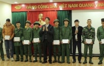Quận Dương Kinh: Tiếp xúc, tặng quà thanh niên chuẩn bị nhập ngũ   