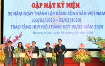 Quận Dương Kinh: Trao Huy hiệu Đảng tặng 34 đảng viên nhân dịp 3-2