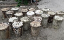 Sở Tài nguyên-Môi trường: Lấy mẫu chất thải chứa trong thùng nhựa tại kênh Hoà Bình, quận Dương Kinh