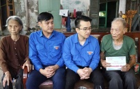 Thường trực Thành đoàn - Hội LHTN Việt Nam thành phố thăm và tặng quà một số gia đình bị thiệt hại do cơn bão số 3 trên địa bàn thành phố 