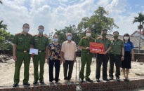 Trao kinh phí hỗ trợ xây “Nhà đồng đội” của Giám đốc CATP và CAH Tiên Lãng tới gia đình Trung tá Nguyễn Hữu Nhân