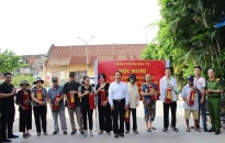 Trao tặng 79 bình chữa cháy cho các gia đình có hoàn cảnh khó khăn