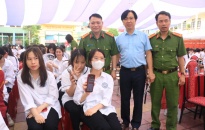 Tuyên truyền, hướng dẫn tham gia góp ý vào dự thảo sửa đổi, bổ sung Hiến pháp năm 2013 trên ứng dụng VNeID tại Trường THPT Lê Hồng Phong