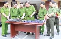 Vận động Nhân dân giao nộp 79 viên đạn, 84 vũ khí thô sơ, 4 dao kiếm, 0,3 kg pháo