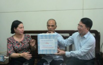 Phó Chủ tịch UBND TP Lê Khắc Nam thăm và tặng quà gia đình nạn nhân chất độc da cam