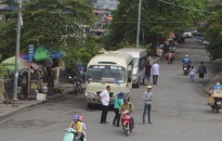 Xe dù hoạt động khu vực cổng ra Bến xe khách Lạc Long