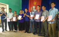  Trao giấy chứng nhận QSDĐ cho các hộ tái định cư tại xã Bắc Sơn