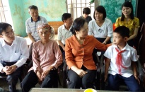 Phó bí thư thường trực Thành ủy Nguyễn Thị Nghĩa tặng quà Trung thu thiếu nhi quận Kiến An