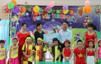 Phó chủ tịch UBND thành phố Lê Khắc Nam thăm và tặng quà các em thiếu nhi tại huyện An Lão