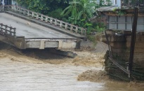 Mưa lũ miền Bắc: Sập cầu ở Yên Bái, 6 người bị cuốn trôi