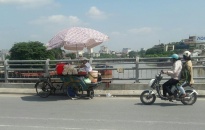 Bán hàng lưu động trên cầu Tam Bạc