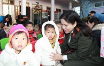 Báo An ninh Hải Phòng - Viettinbank Lê Chân trao áo ấm cho trẻ em nghèo: Ấm tình Tây Bắc