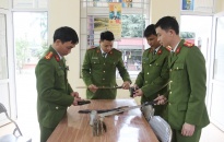Công an phường Hòa Nghĩa (quận Dương Kinh) Vận động nhân dân giao nộp 4 khẩu súng