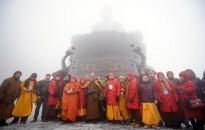 500 Phật tử ba miền tụ hội trên đỉnh Fansipan cầu nguyện quốc thái dân an 