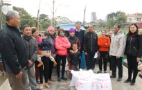 Trào quà tặng các hộ nghèo làng Chài, Minh Khai (Hồng Bàng)