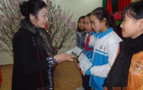 Trao 50 suất quà tặng trẻ em tại quận Dương Kinh
