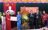 Phó Chủ tịch UBND thành phố Lê Khắc Nam thăm và tặng quà các cá nhân, đơn vị Y tế tiêu biểu 