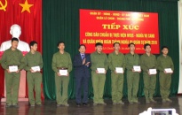 Quận Lê Chân: Tiếp xúc, tặng quà công dân chuẩn bị nhập ngũ