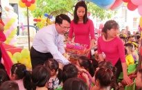 Phó Chủ tịch UBNDTP Lê Khắc Nam thăm, tặng quà các cháu thiếu nhi dịp 1-6