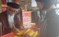 Bát nháo tình trạng viết sớ tại đền thờ Trạng Trình Nguyễn Bỉnh Khiêm