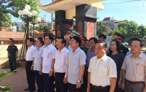 Đoàn đại biểu tỉnh Hà Nam dâng hương tại  Đài tưởng niệm đồng chí Lương Khánh Thiện