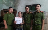 Công an phường Trần Nguyên Hãn, Lê Chân: Thăm, tặng quà cựu thanh niên xung phong 