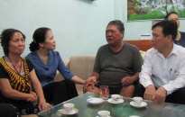 Phó Bí thư thường trực Thành ủy Nguyễn Thị Nghĩa thăm, tặng quà gia đình nạn nhân chất độc da cam/dioxin