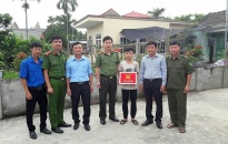 Công an huyện An Dương tặng quà học sinh nghèo vượt khó xã Đặng Cương