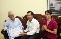 Ủy ban MTTQ Việt Nam thành phố: Thăm, tặng quà các gia đình chính sách trên địa bàn quận Hải An