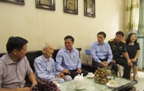 Chủ tịch UBND thành phố đi thăm, tặng quà gia đình người có công với cách mạng nhân dịp 2-9