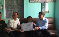 Đồng chí Nguyễn Xuân Bình- Phó Chủ tịch Thường trực UBND TP thăm, tặng quà gia đình chính sách 