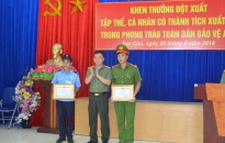 Khen thưởng 4 cá nhân có thành tích xuất sắc trong phong trào bảo vệ ANTQ