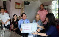 Phó Chủ tịch UBND TP Lê Khắc Nam đi thăm, tặng quà  gia đình chính sách  huyện Tiên Lãng