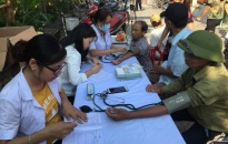 Khám chữa bệnh cho hơn 200 gia đình, chính sách xã Vĩnh Phong (Vĩnh Bảo)   