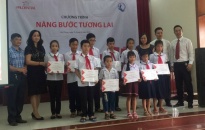 Công ty bảo hiểm nhân thọ Prudential Việt Nam:  Trao 20 suất học bổng tặng học sinh vượt khó học giỏi 