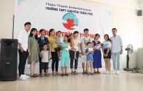 CLB Thiên Thanh (Trường THPT Trần Phú): Trao 31 suất quà cho trẻ em khó khăn tại BV Trẻ em Hải Phòng