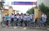 Trao 15 xe đạp tặng học sinh tại thị trấn Cát Hải (Cát Hải)
