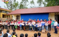 Trao 4 tấn quần áo tặng học sinh vùng cao tại huyện Mai Sơn (Sơn La) 