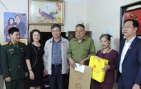 Đoàn ĐBQH thành phố tặng quà các gia đình chính sách tại quận Ngô Quyền