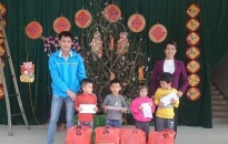 Đoàn phường Hợp Đức (quận Đồ Sơn): Thăm tặng quà các gia đình chính sách, học sinh có hoàn cảnh khó khăn