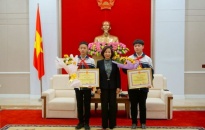 Khen thưởng 2 học sinh đoạt giải Nhất cuộc thi KHKT quốc gia