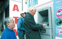 Phấn đấu năm 2020, ít nhất 20% người lĩnh lương hưu, trợ cấp BHXH qua ATM