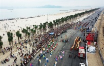 Đông đảo người dân, du khách háo hức xem diễu hành Carnaval Hạ Long 2019 dịp nghỉ lễ