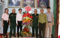 Thành đoàn Hải Phòng tặng quà Hội Truyền thống Chiến sĩ Điện Biên Phủ thành phố